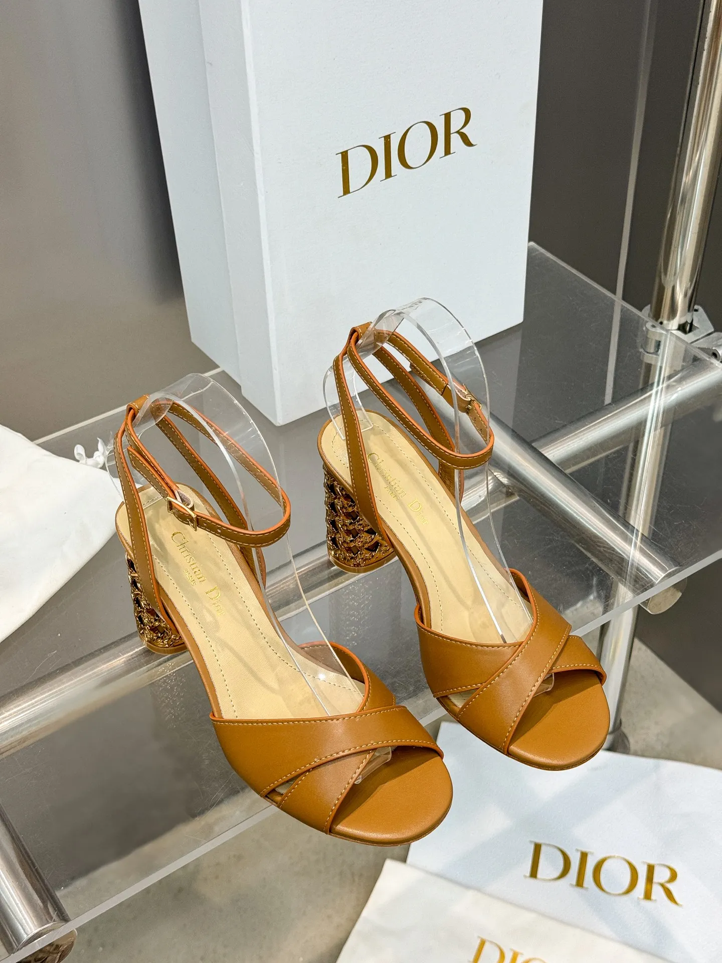 👟👟Ex-factory price 560👟👟 Dior 2024 autumn and winter new Icon series cylindrical heel ankle strap women's shoes CD star same style high-heeled round toe cross strap color matching sandals Material: imported full-grain calfskin upper + water-dyed sheepskin lining feet + Italian genuine leather outsole Heel height: 8.5CM Size: 35-42 Standard code (40.41.42. Customized, non-refundable)